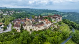 Prise de vue par drone au-dessus de Loubressac en Occitanie