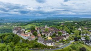 Survol en drone du patrimoine médiéval de Loubressac