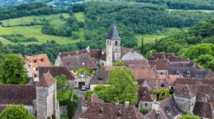 Vue aérienne du village de Loubressac dans le Lot par drone